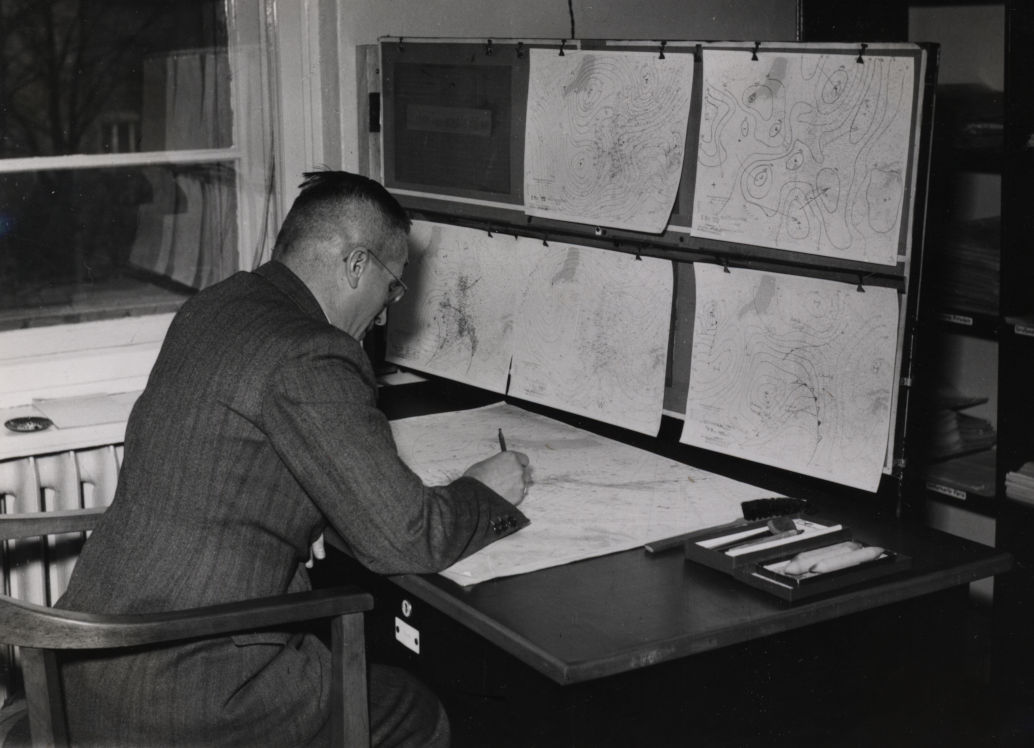  Meteorologe bei Fertigstellung der Wetterkarte, September 1951