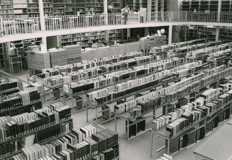 Lesesaal der Universitätsbibliothek mit Buchreihen