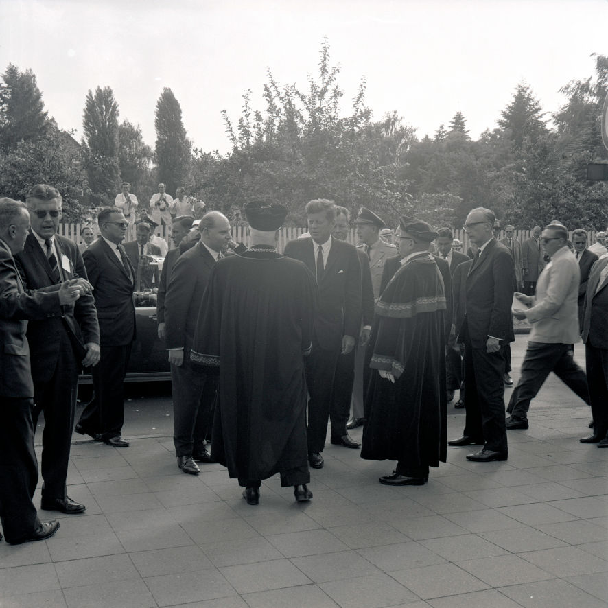 Begrüßung von John F. Kennedy vor dem Henry-Ford-Bau
