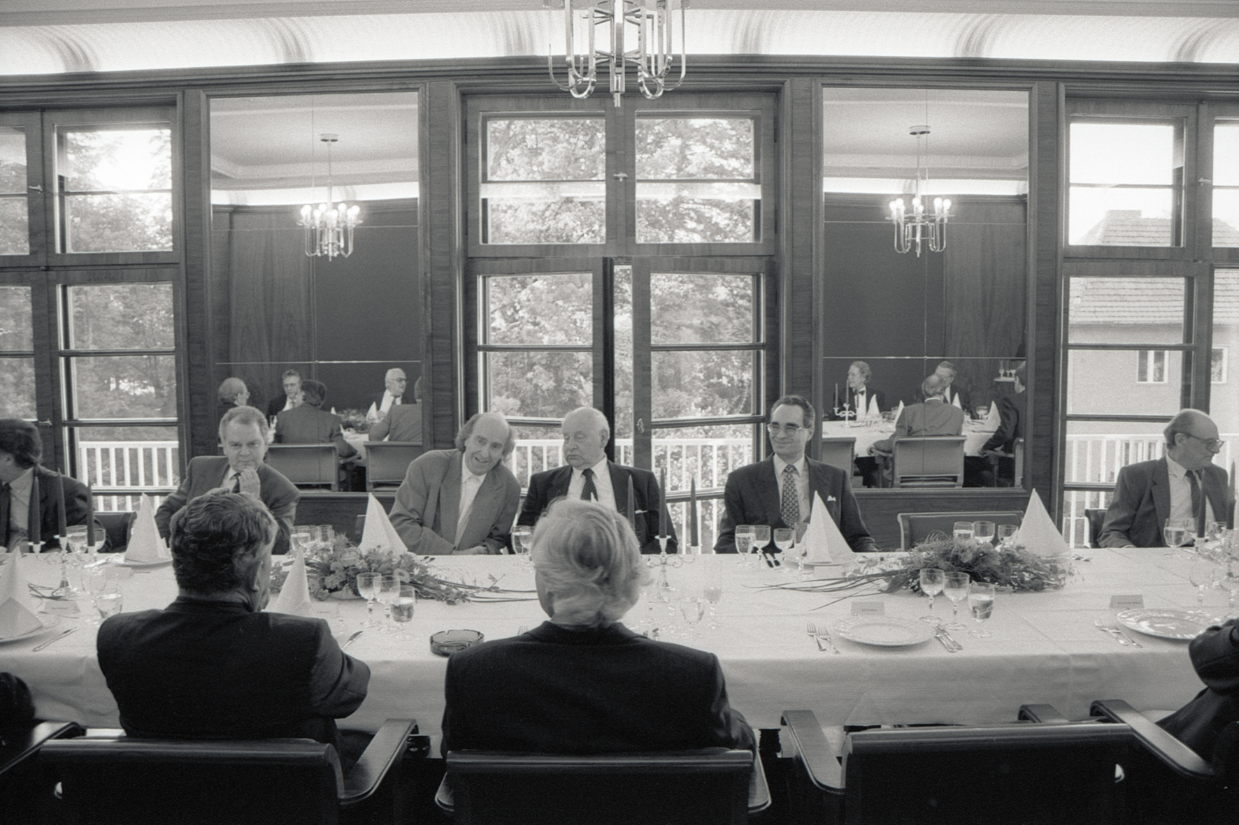 Gäste im Gespräch beim Abendessen im Goldenen Saal des Präsidialamts