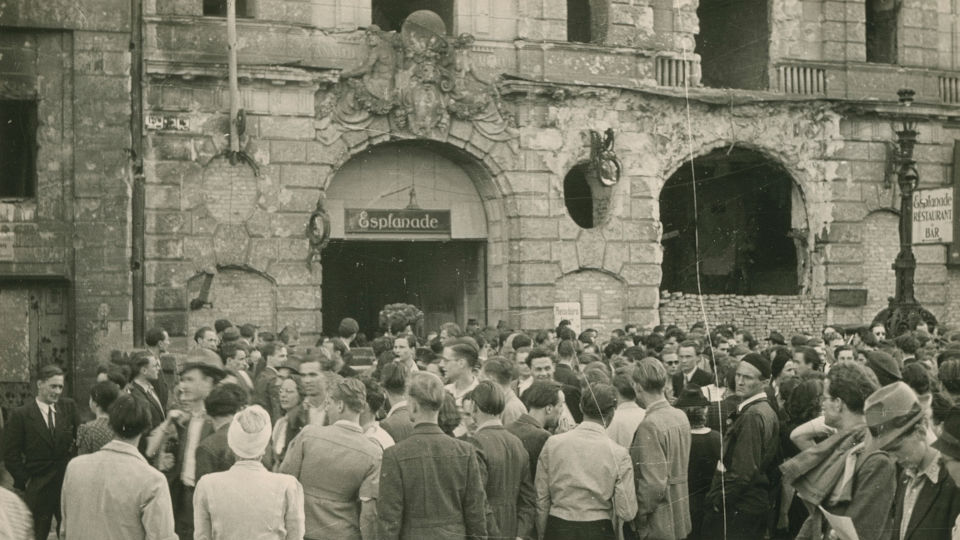 Protestversammlung von Studierenden am Hotel Esplanade, 1947/1948