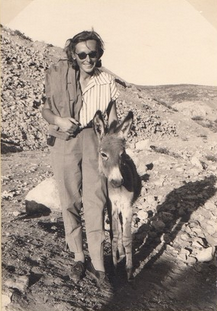 Dr. Eva Strommenger-Nagel mit Esel in Grabungsumgebung