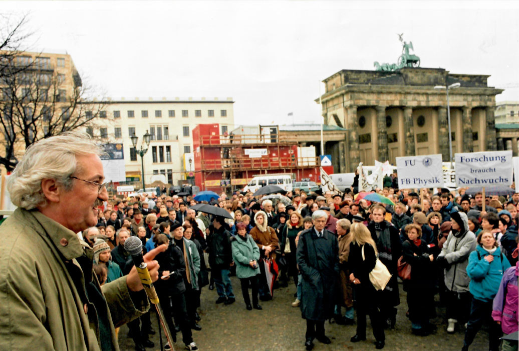 Prof. Gerlach spricht zu Demonstrierenden am Pariser Platz, 1997