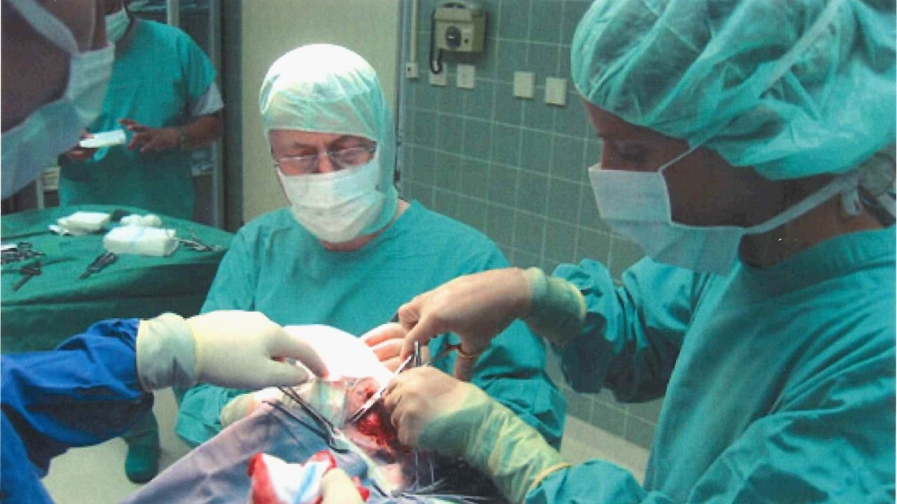 Prof. Brunnberg während einer Operation