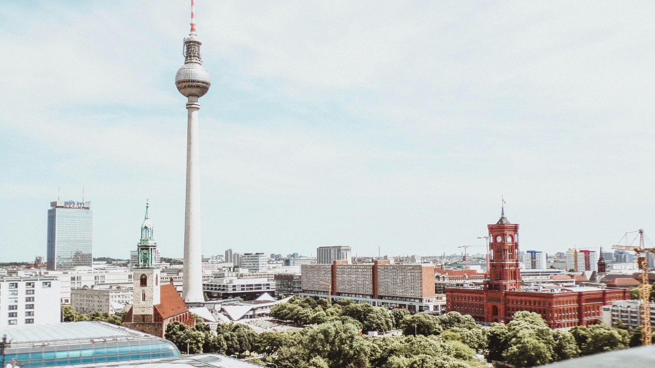 Blick über Berlin mit Fernsehturm und Rotem Rathaus