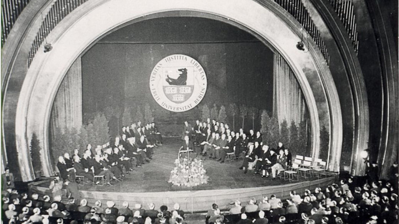 Gründungsfeier im Titania-Palast an 4.12. 1948 - am Rednerpult Ernst Reuter, rechts auf der Bühne unter anderen die Oberbürgermeisterin Louise Schroeder und Oberst Frank Howley