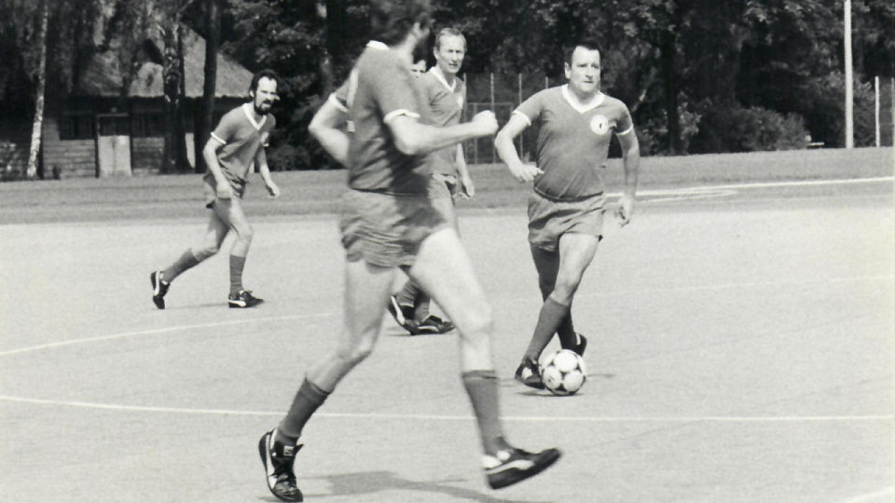 Fußballtraining der Freien Universität Berlin mit Dieter Heckelmann am Ball