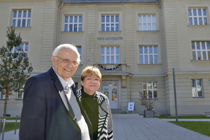 Prof. Dr. Stanislaw Karol Kubicki mit seiner Ehefrau vor der Boltzmannstrasse