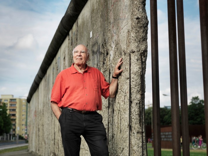 Dr. Burkhart Veigel an den Überresten der Berliner Mauer