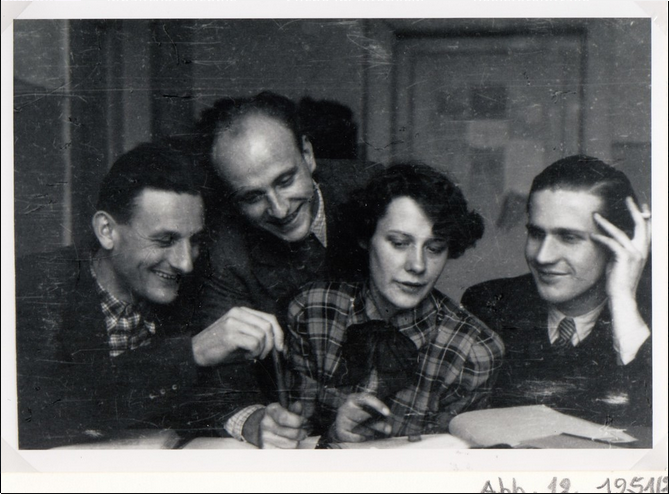 Dr. Eva Strommenger-Nagel beim Studium mit Freunden, 1951