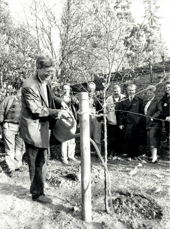 Prof. Dr. Martin Aigner pflanzt einen Baum 