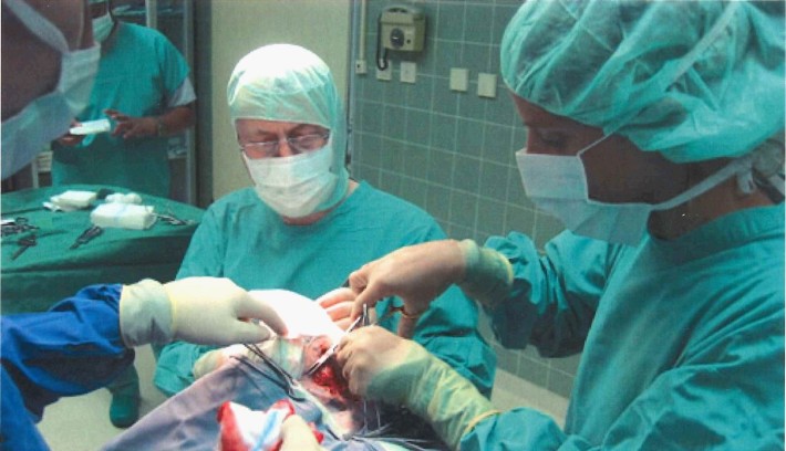 Prof. Brunnberg während einer Operation