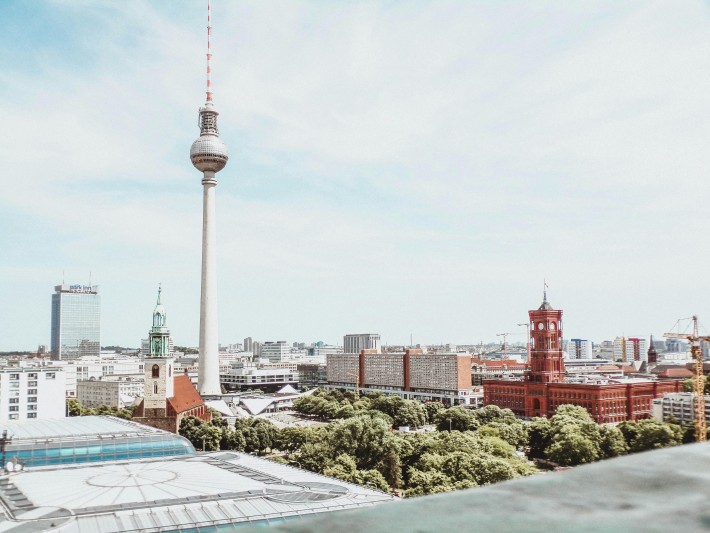 Blick über Berlin mit Fernsehturm und Rotem Rathaus