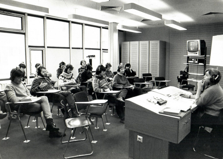 Studierende mit Kopfhörern beim Sprachunterricht, 1985