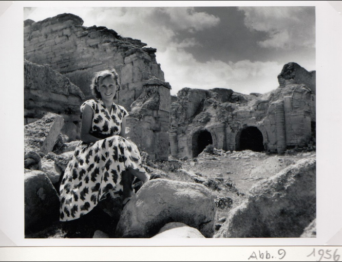 Eva Strommenger-Nagel vor Ausgrabungsstätte, 1956
