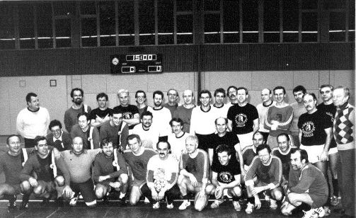Gruppenfoto der Fußballmannschaften der HU und FU