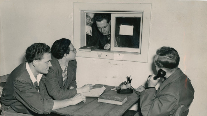 Gründungsstudenten nehmen erste Immatrikulationen entgegen, Juni 1948