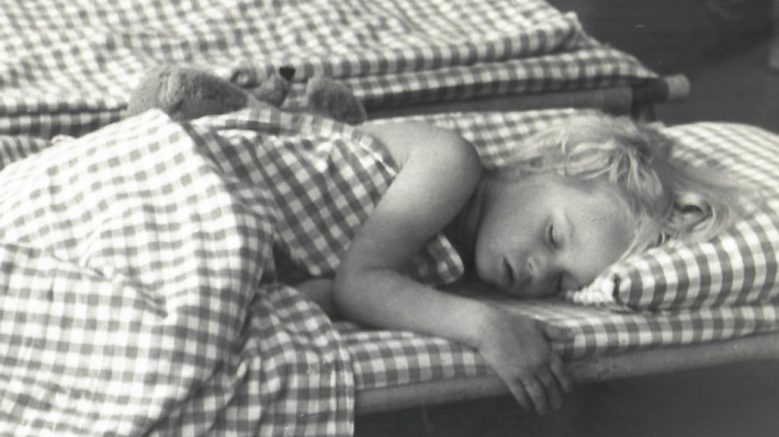  Schlafendes Kind in Kita der FU
