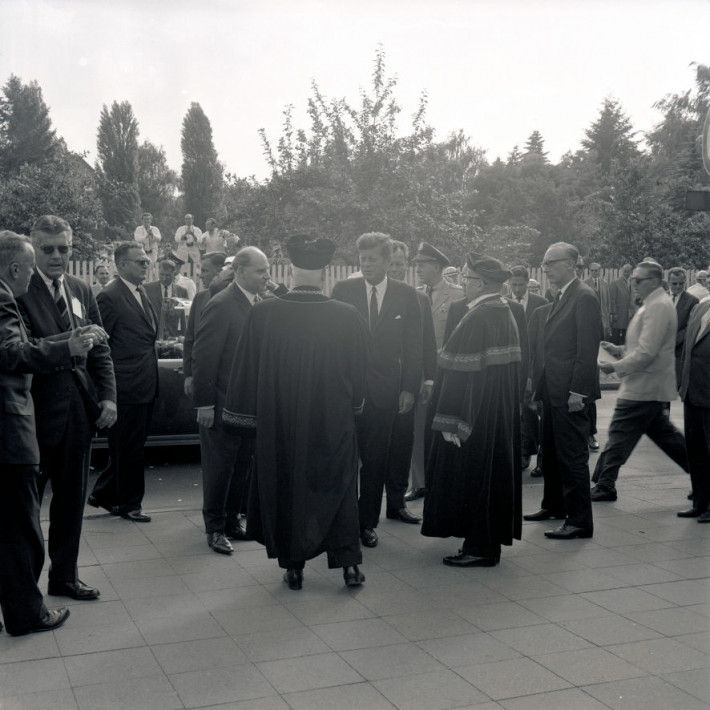 Begrüßung von John F. Kennedy vor dem Henry-Ford-Bau